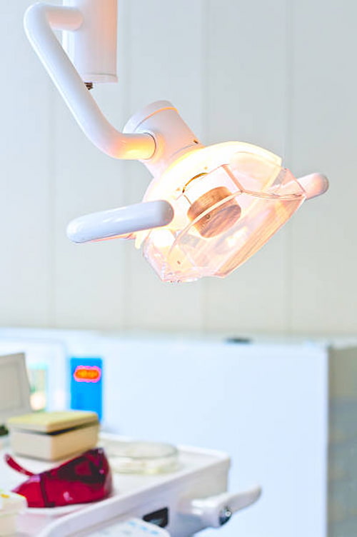 چراغ دندانپزشکی قابل‌ تنظیم با امکان کنترل شدت نور